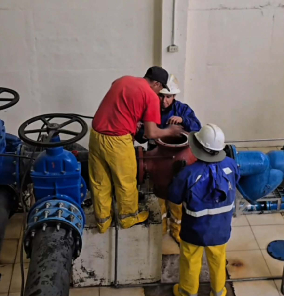 ETAPA EP informa que la recuperación del servicio de agua potable continúa, con mayores dificultades en los sectores abastecidos por la reserva de Huizhil, debido a la acumulación de material arrastrado por la creciente del río Yanuncay.