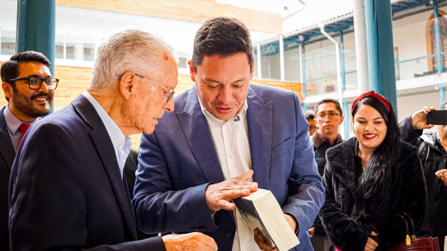 La ex escuela Central fue el escenario del lanzamiento del libro Caminos recorridos, lecciones aprendidas: una mirada íntima al poder, la política y el país, del jurista, político y diplomático ecuatoriano Andrés Vallejo, una obra que invitó a la reflexión profunda sobre la vida pública, la democracia y los dilemas del poder en el Ecuador.