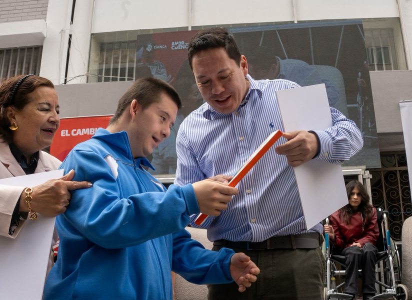 En un acto llevado a cabo en la Plaza Toulop, la Alcaldía de Cuenca realizó la firma simbólica de 22 convenios de cooperación interinstitucional con fundaciones, organizaciones sociales e instituciones locales, destinados a fortalecer la atención integral de los grupos de atención prioritaria durante el ejercicio fiscal 2026.