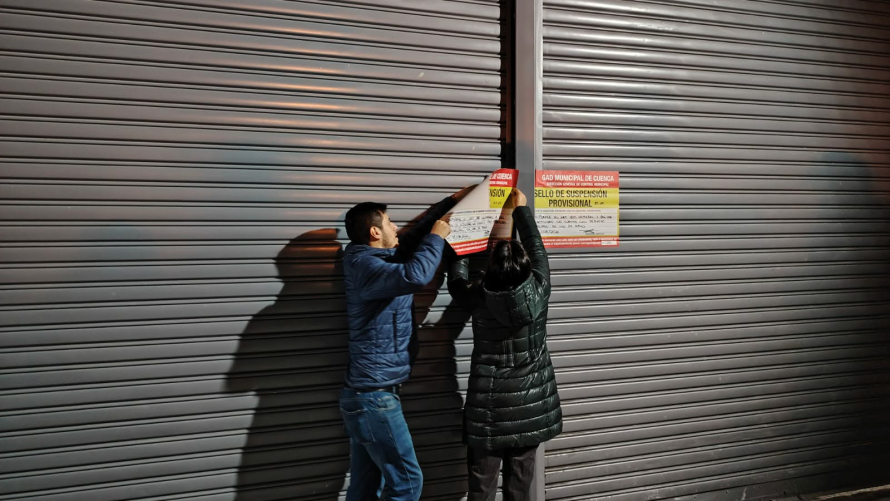 Con el objetivo de garantizar el orden, la seguridad y el cumplimiento de la normativa municipal, la Dirección de Mercados del GAD Municipal de Cuenca, en coordinación con la Guardia Ciudadana, la EMOV EP y Control Municipal, ejecutó este miércoles un nuevo operativo interinstitucional en los alrededores del mercado El Arenal para controlar las ventas informales y recuperar los espacios públicos para el uso de la ciudadanía.